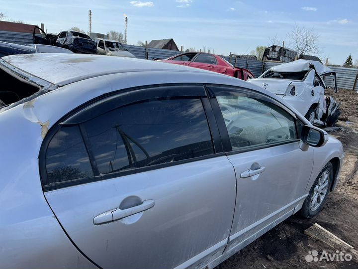 Стекла дверей Honda Civic 8 4D