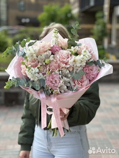 Авторский букет с французскими розами и маттиолой