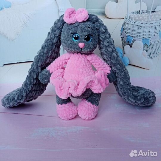 Вязаные игрушки ручной работы зайка