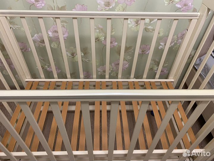 Детская кроватка с маятником