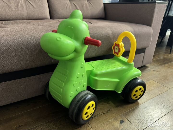 Каталка динозавр на колесиках