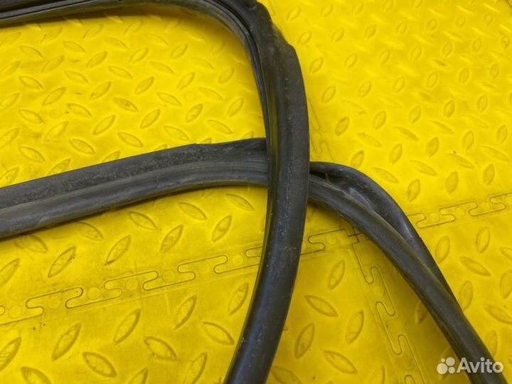 Б/У Уплотнитель - В хорошем состоянииn- Место