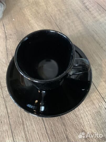 Кофейные чашки с блюдцами