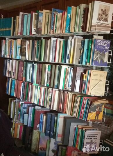 Металлическая переносная полка для книг