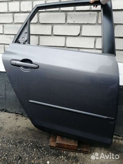 Дверь и стекло зад правой двери Mazda 3 BK хэтч