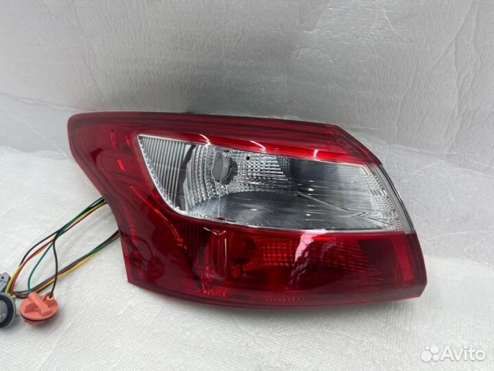 Фонарь наружный задний левый Ford Focus 3