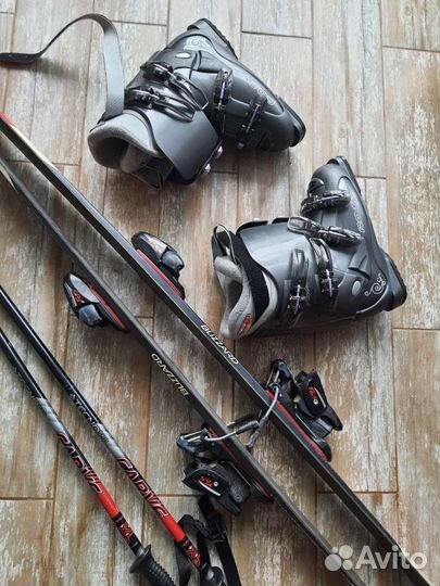Горные лыжи с креплениями и ботинками. Палки в