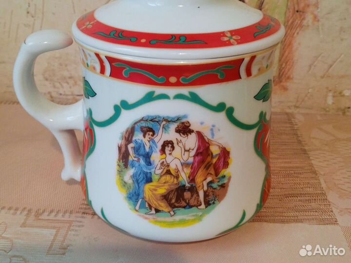 Кружка с крышечкой. Фарфор. Новая