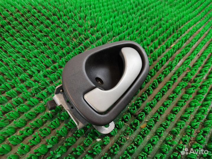 Ручка двери внутренняя левая Mitsubishi Carisma 2