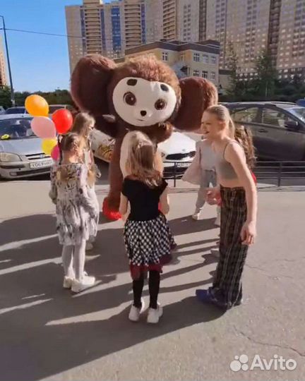 Медведь на день рождения и Чебурашка