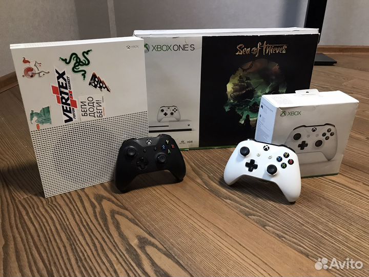 Xbox One s 1tb+два геймпада