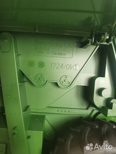 Игрушка Комбайн John Deere harvester T670i Bruder