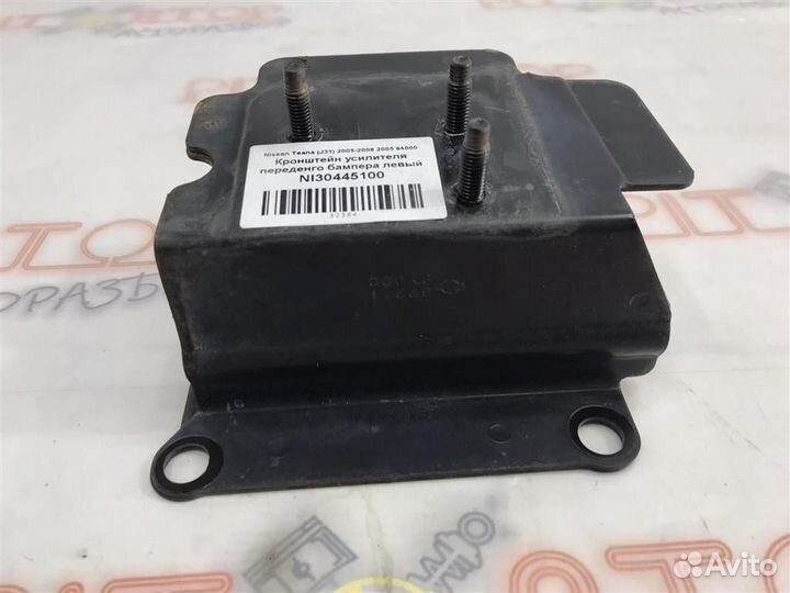 Кронштейн усилителя переденго бампера левый Nissa