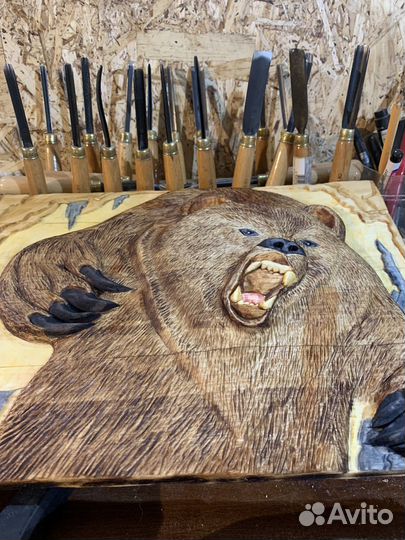 Резное панно из дерева