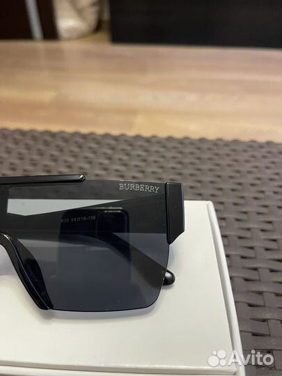 Солнцезащитные очки Burberry
