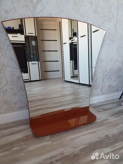 Зеркало настенное с полочкой