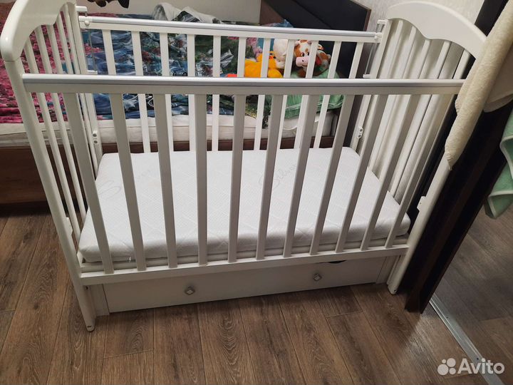 Детская кроватка с маятником и ящиком