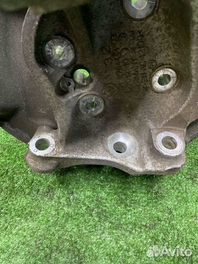 Кулак передний левый Bmw 3 E90 N53B30A 2011