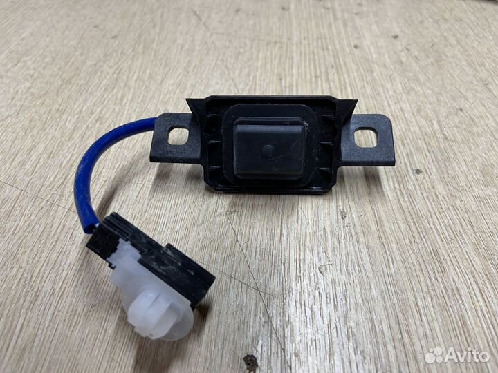 Кнопка открывания багажника Toyota Camry 75