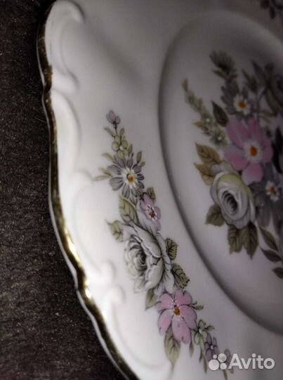 Сервиз -тарелки, блюдца, чашки