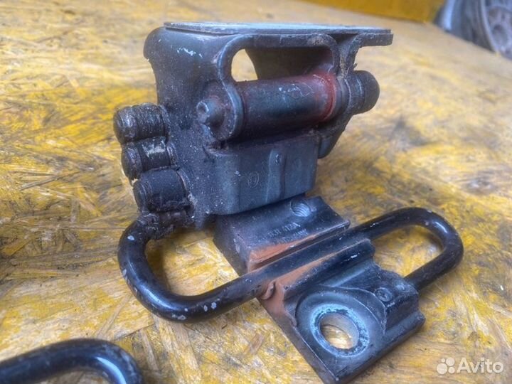 Петля двери Volkswagen Passat Cc B6 2.0 CFG 2011