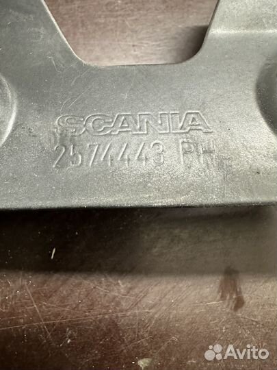 Кронштейн правый Scania 6 2574443