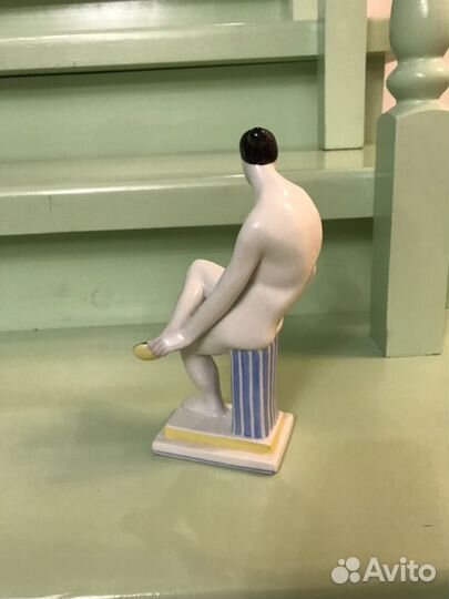 Фарфор лфз «девушка одевает туфлю»