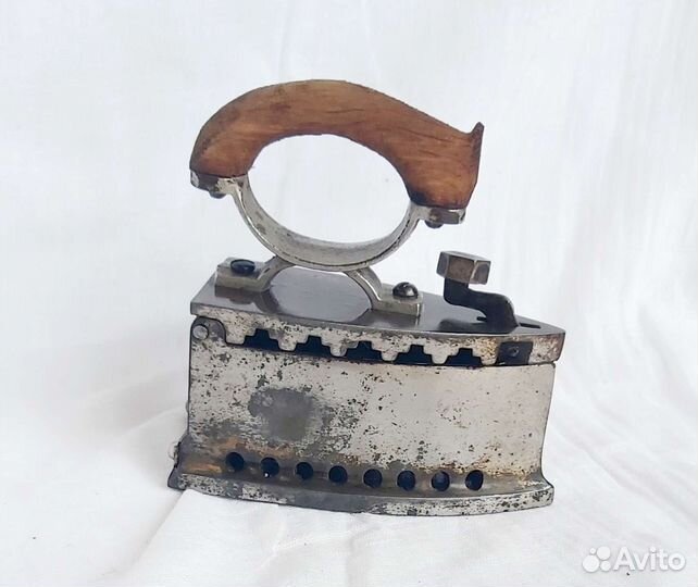 Старинный угольный утюг