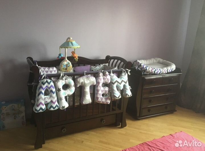 Детская кроватка с маятником и комодом