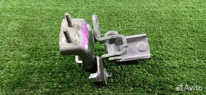 Петля двери задняя правая Suzuki Escudo TDA4W J24B