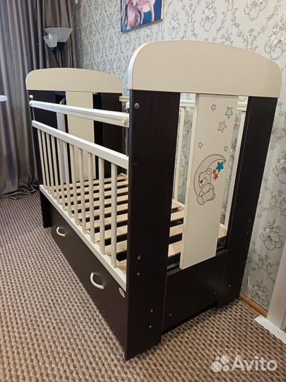 Детская кроватка с маятником и ящиком