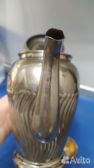 Чайник старинный и чашечки