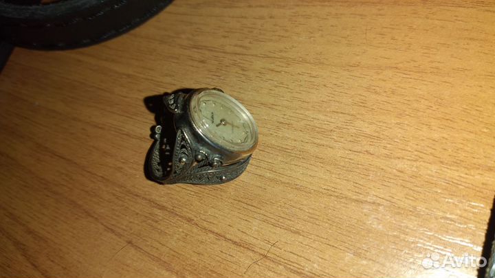 Кольцо с часами