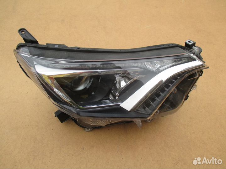Фара правая Toyota RAV 4 с 2015