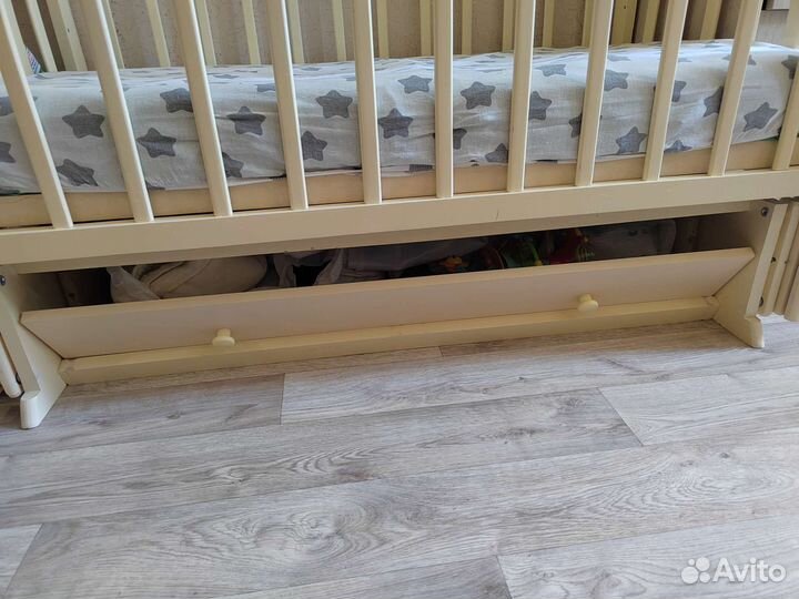 Детская кроватка с маятником