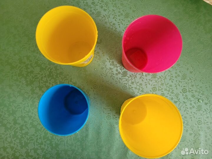 Продаются 4 пластиковых стакана