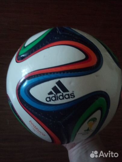 Футбольный мяч adidas brazuca