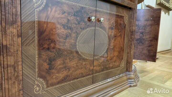 Шкаф витрина