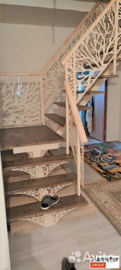 Просторная лестница из ясеня