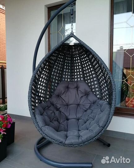 Подвесное плетеное кресло