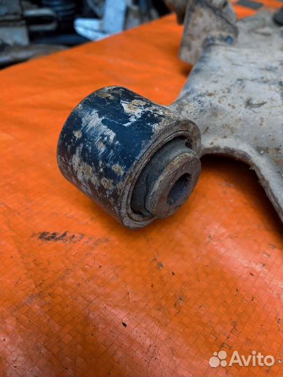 Передний правый рычаг honda HR v 2003 год