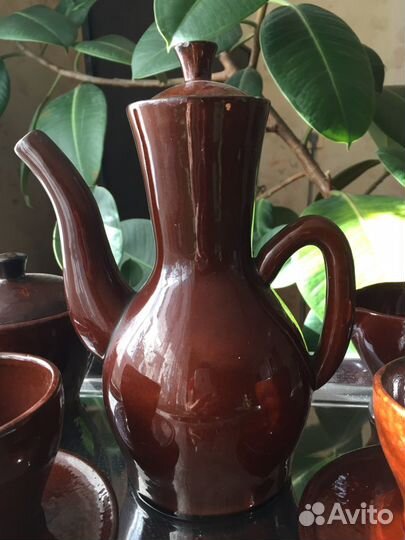 Глиняный кувшин, чашки. блюдца, сахарница, молочни