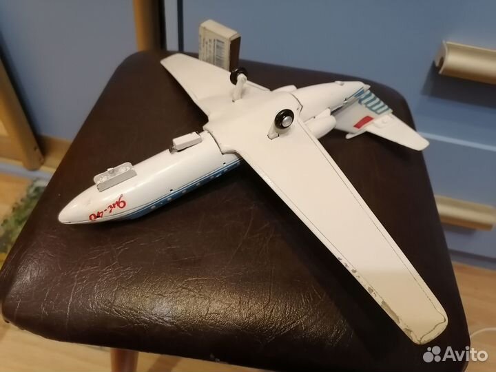 Модель-игрушка самолет як-40.1976г