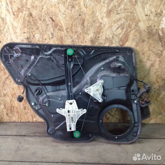 Стеклоподъемник правый задний