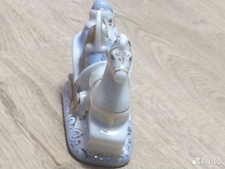 Фарфоровая статуэтка 