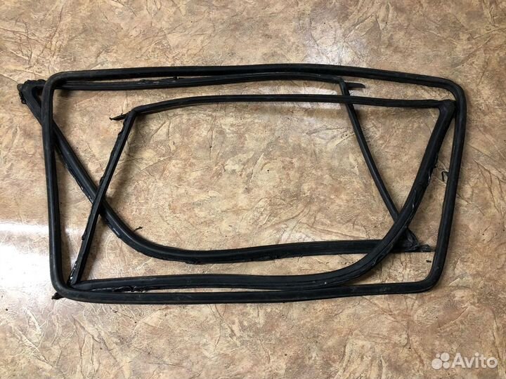 Уплотнители задних стекол W124 универсал