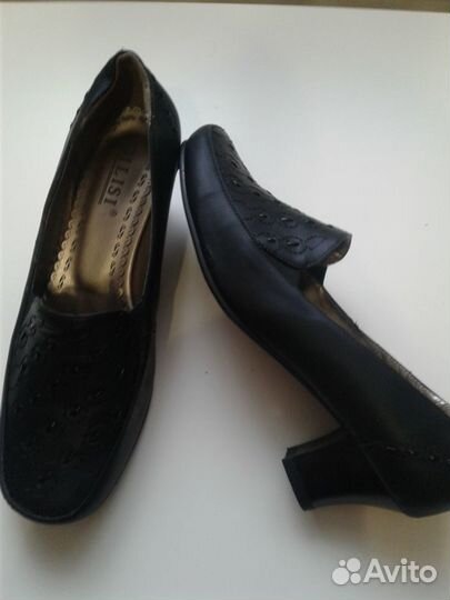 Мужской костюм, женское платье и туфли