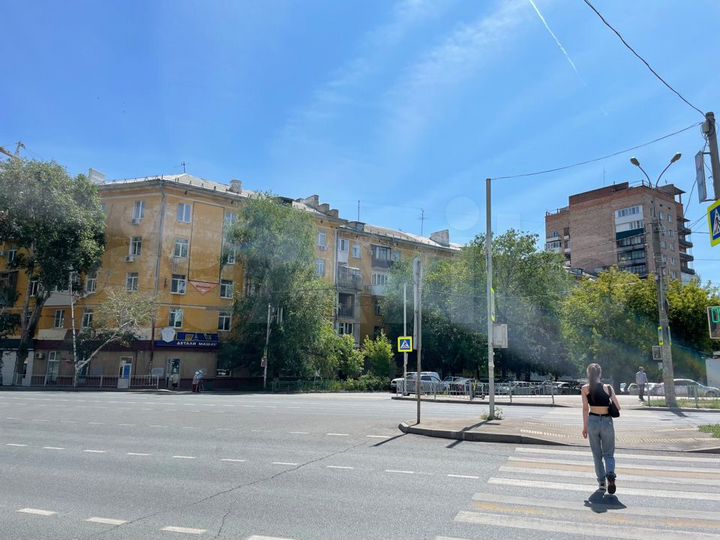 Помещение на пешеходном трафике с парковкой