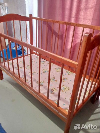 Детская кроватка с маятником