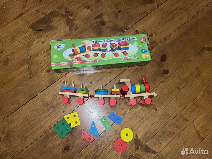 Паровозик- сортер с разноцветными блоками